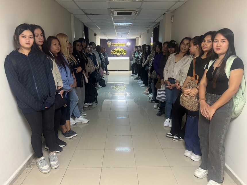 Masaj salonlarına kaçak masöz baskını: 36 yabancı uyruklu kadın yakalandı