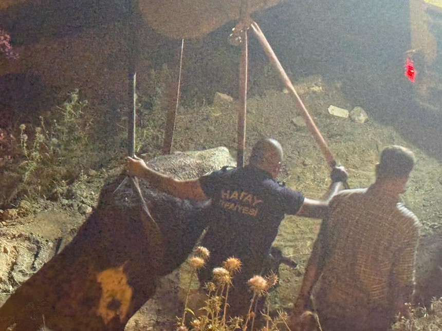 Düştüğü su kanalında çamura saplanan inek, kepçeyle kurtarıldı