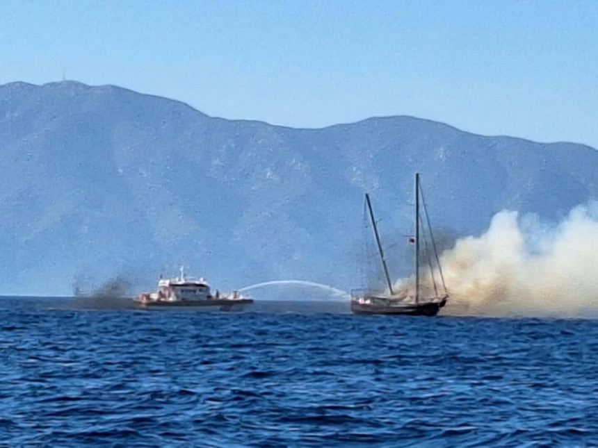 Bodrum'da 27 metrelik turist dolu tekne önce yandı, sonra battı! 13 kişi son anda tahliye edildi - Resim : 2