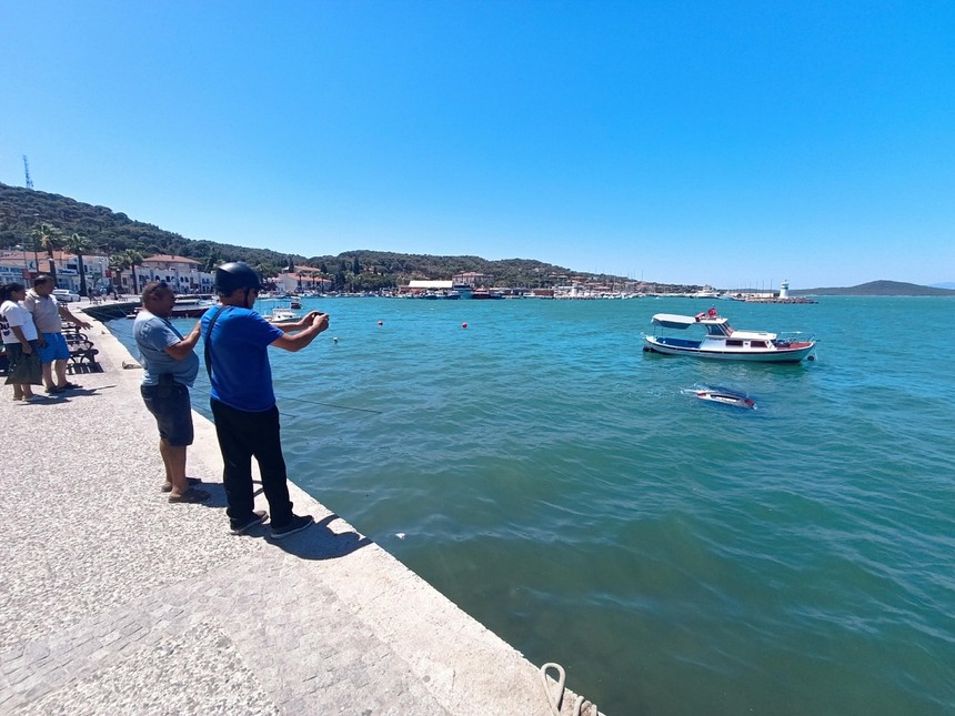 Ayvalık'ta ilginç kaza... Otomobiliyle denize uçan adam aracının üzerine oturup yardım bekledi