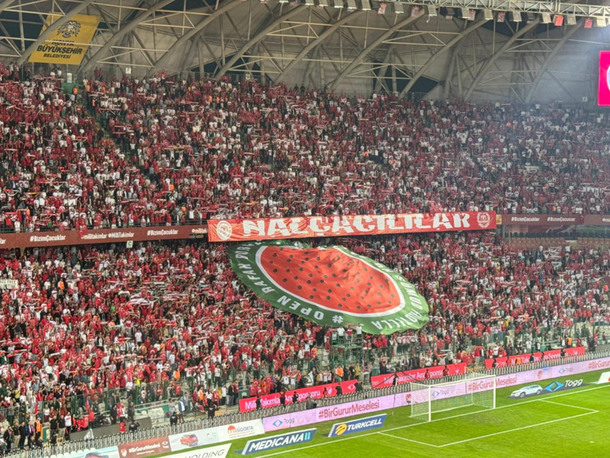 Türkiye – İspanya maçında tribünlerinden Filistin’e anlamlı destek - Resim : 2