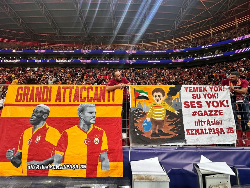 Galatasaray taraftarı Liverpool maçında da Gazze'ye desteğini sürdürdü - Resim : 2