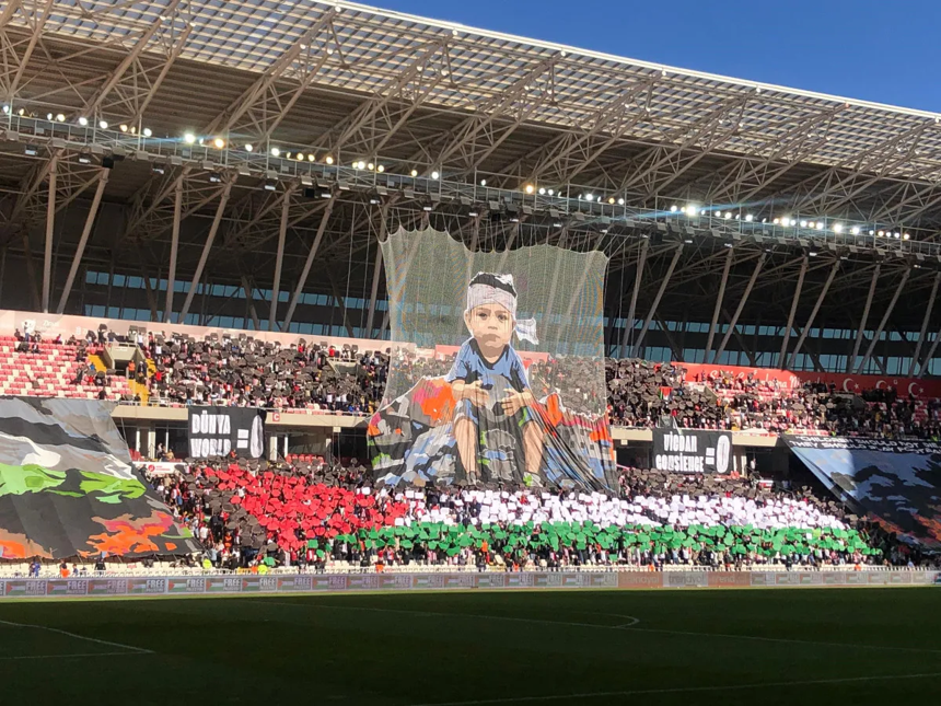 Günün kareleri Sivas'tan! 4 Eylül Stadyumu’nda Gazze koreografisi! - Resim : 2