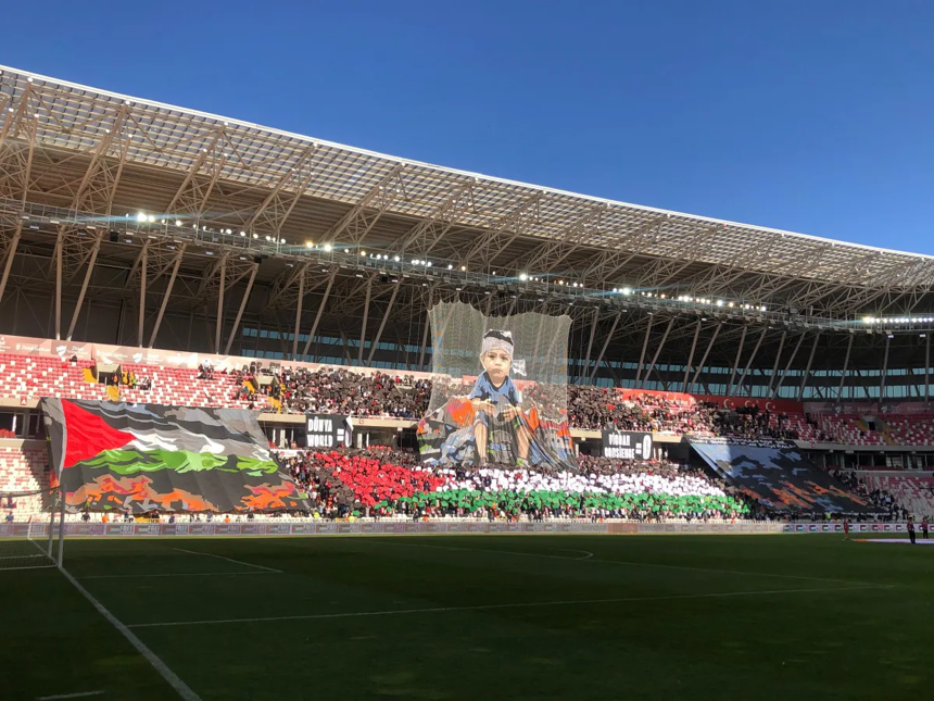 Günün kareleri Sivas'tan! 4 Eylül Stadyumu’nda Gazze koreografisi! - Resim : 3