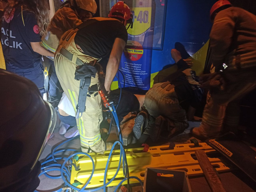 Aksaray istasyonunda korkunç olay! Tramvay ile peron arasına sıkıştı - Resim : 2