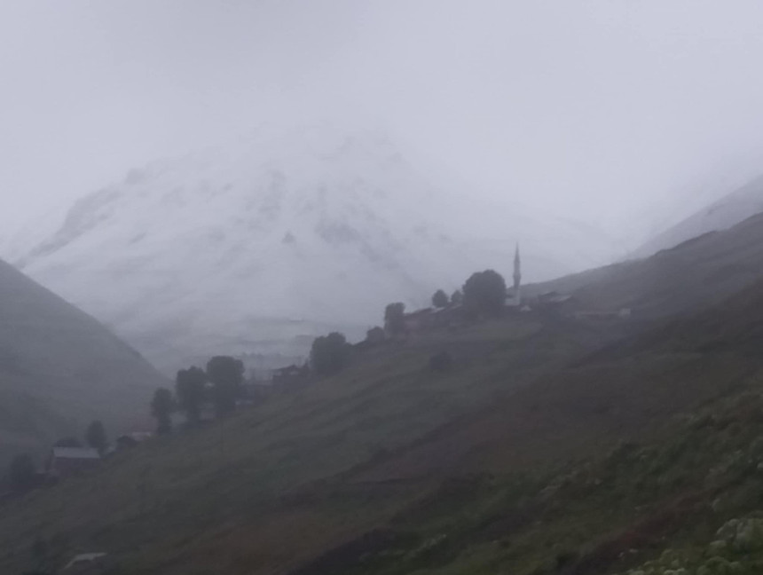 Rize'nin yaylaları temmuz ayında beyaza büründü