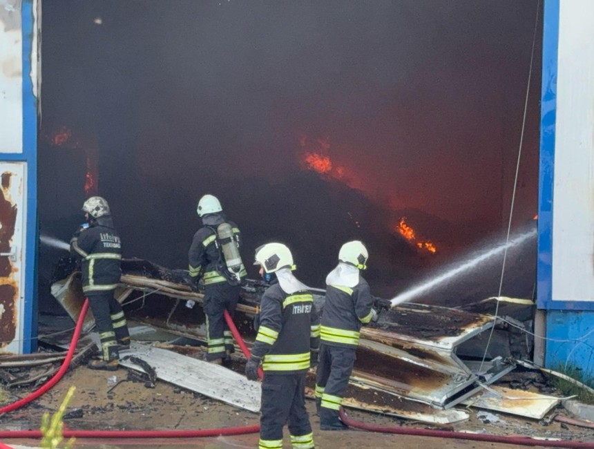 Çerkezköy'de kauçuk fabrikası yangını: Alevler tüm tesisi sardı,  20 araç ve 70 itfaiyeciyle müdahale edildi - Resim : 2