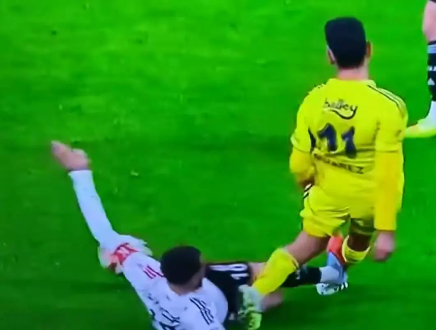 Derbi bitti tartışmalar bitmedi! Eski hakemler ne dedi? İşte geceye damga vuran pozisyonlar - Resim : 2