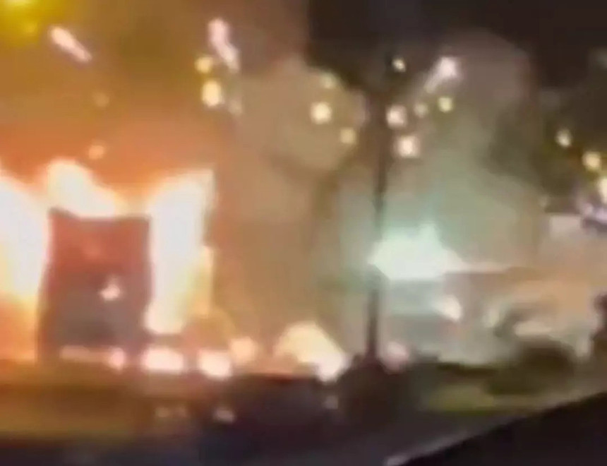 Havai fişekle çöp kamyonunu yaktılar: Araç küle döndü!