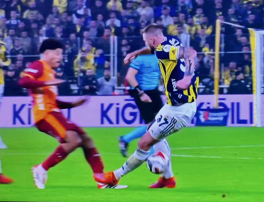 Fenerbahçe - Galatasaray derbisindeki tartışmalı pozisyonlara kim ne dedi? İşte gündem olan açıklamalar...