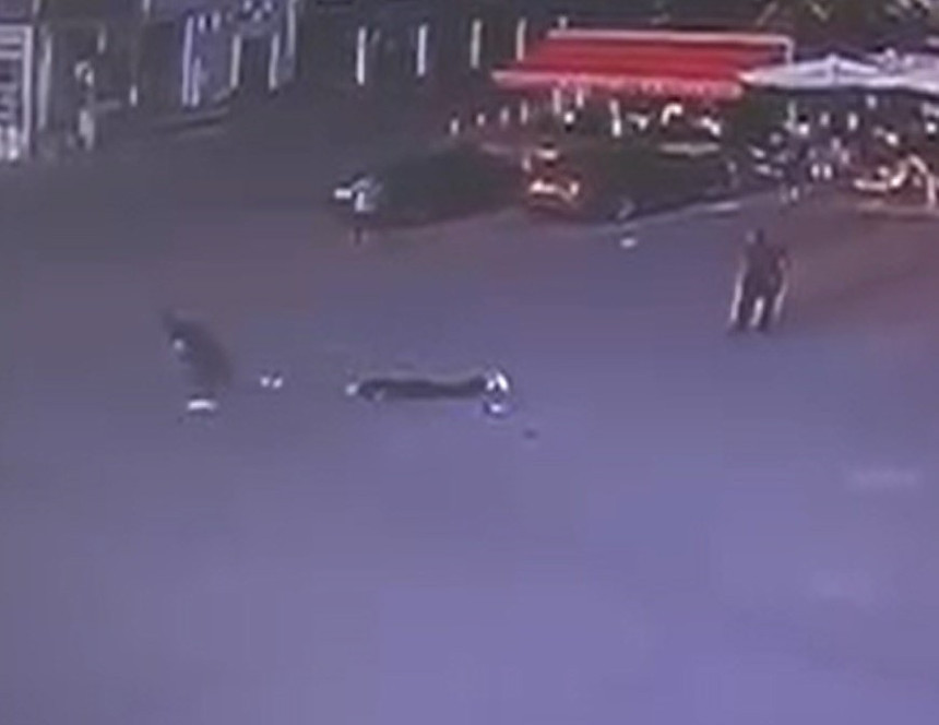 Eski eşini sokak ortasında 12 yerinden bıçakladı, ambulansın önünü kesmeye çalıştı - Resim : 2