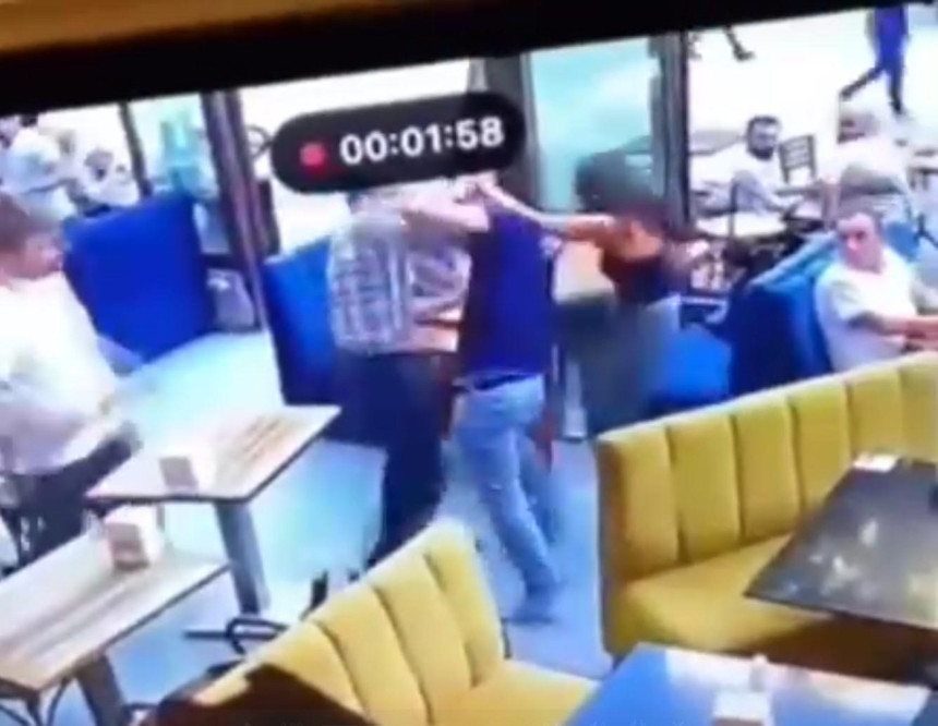 Ankara'da kadın garsonun sorunlu müşteriyi tekme tokat dışarıya çıkardığı anlar kamerada