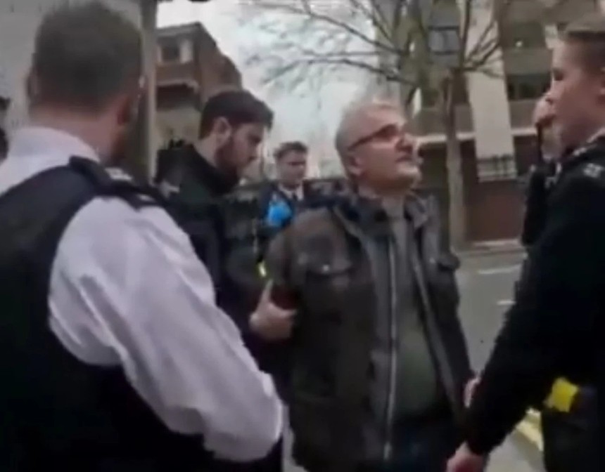 Londra'daki Türk Konsolosluğu önünde Kur'an-ı Kerim yakan şahsa meydan dayağı! - Resim : 4
