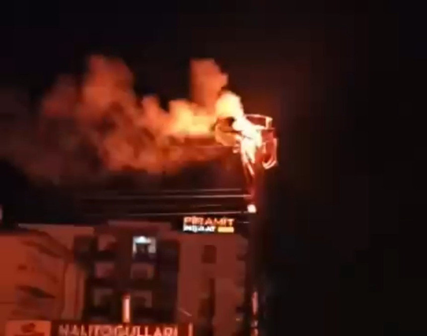 Van’da elektrik trafosu patladı! Havai fişek gibi gökyüzü aydınlandı