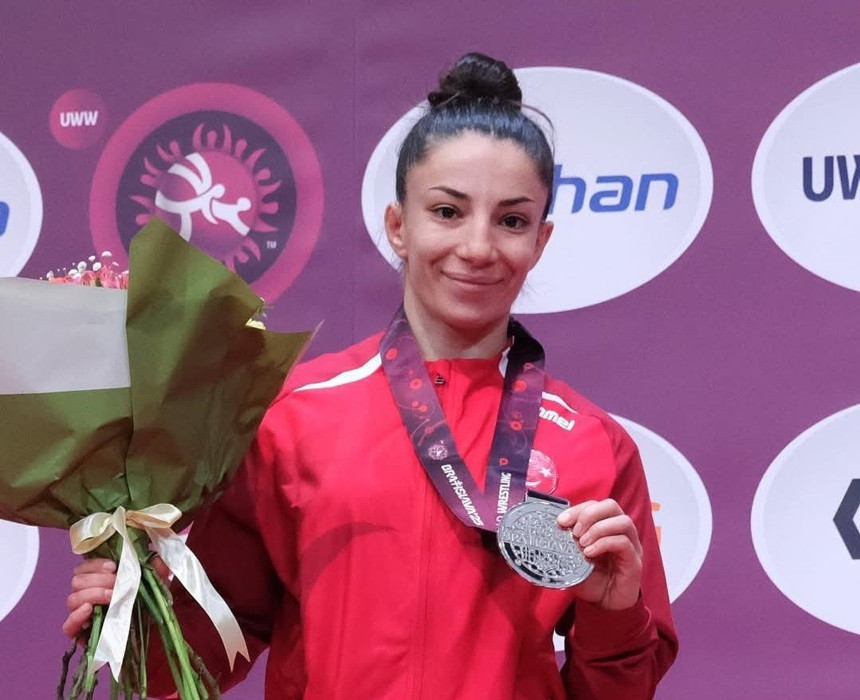 Milli güreşçiler Yasemin Adar Yiğit, Evin Demirhan Yavuz ve Bediha Gün Avrupa Güreş Şampiyonası'nda gümüş madalya kazandı