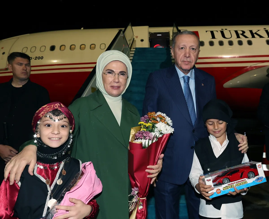 Cumhurbaşkanı Recep Tayyip Erdoğan Rize'de: Çiçeklerle karşılandı! - Resim : 2