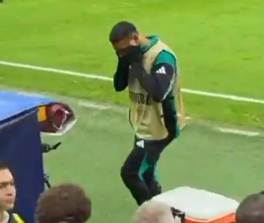 Mohamed Salah ıslıklara dayanamadı, kulağını kapatmak zorunda kaldı!