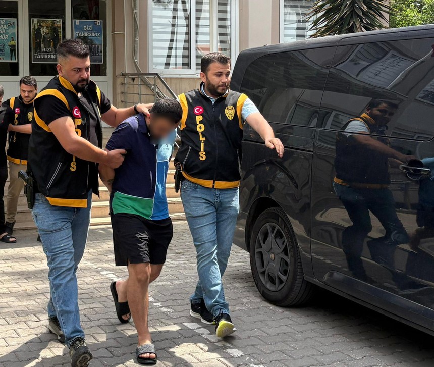 Minibüste husumetlisini vurdu! Müşteri gibi binip 4 el ateş etti: Suikast girişimi kamerada - Resim : 2