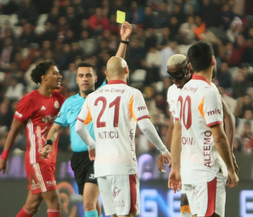 Galatasaray'da Victor Osimhen şoku! Cezalı duruma düştü!