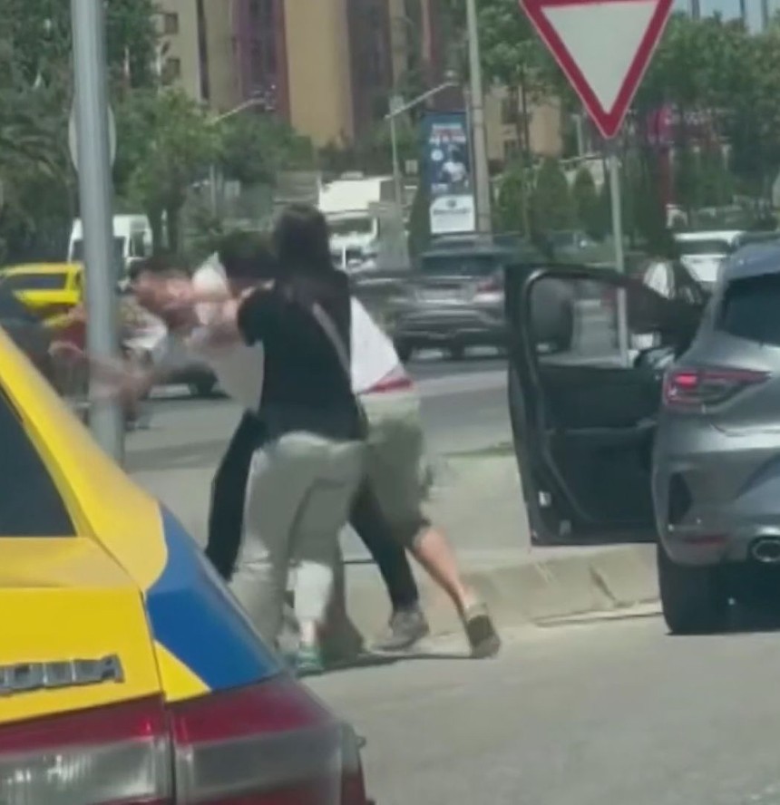 Trafikte yol verme kavgası! Ayırmaya çalışan kadın da nasibini aldı