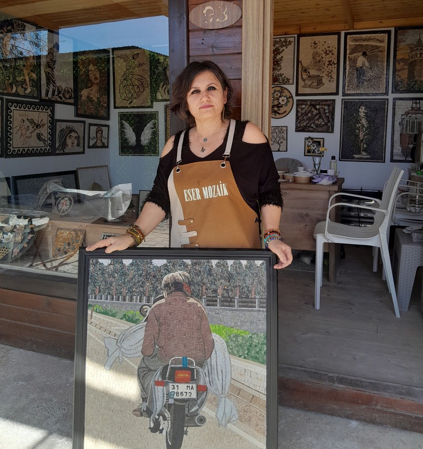 Hataylı mozaik ustası Eser Mansuroğlu konteyner atölyesinde depremi tablolarına nakşediyor