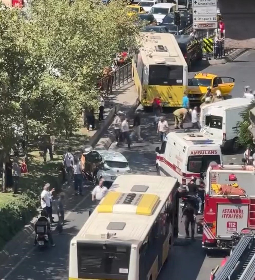 Beyoğlu Tarlabaşı'nda 9 aracın karıştığı zincirleme kaza! Yaralılar var...