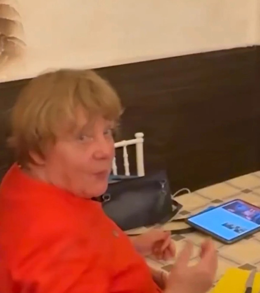Angela Merkel, İtalya'da tek başına pizza yerken görüntülendi - Resim : 2