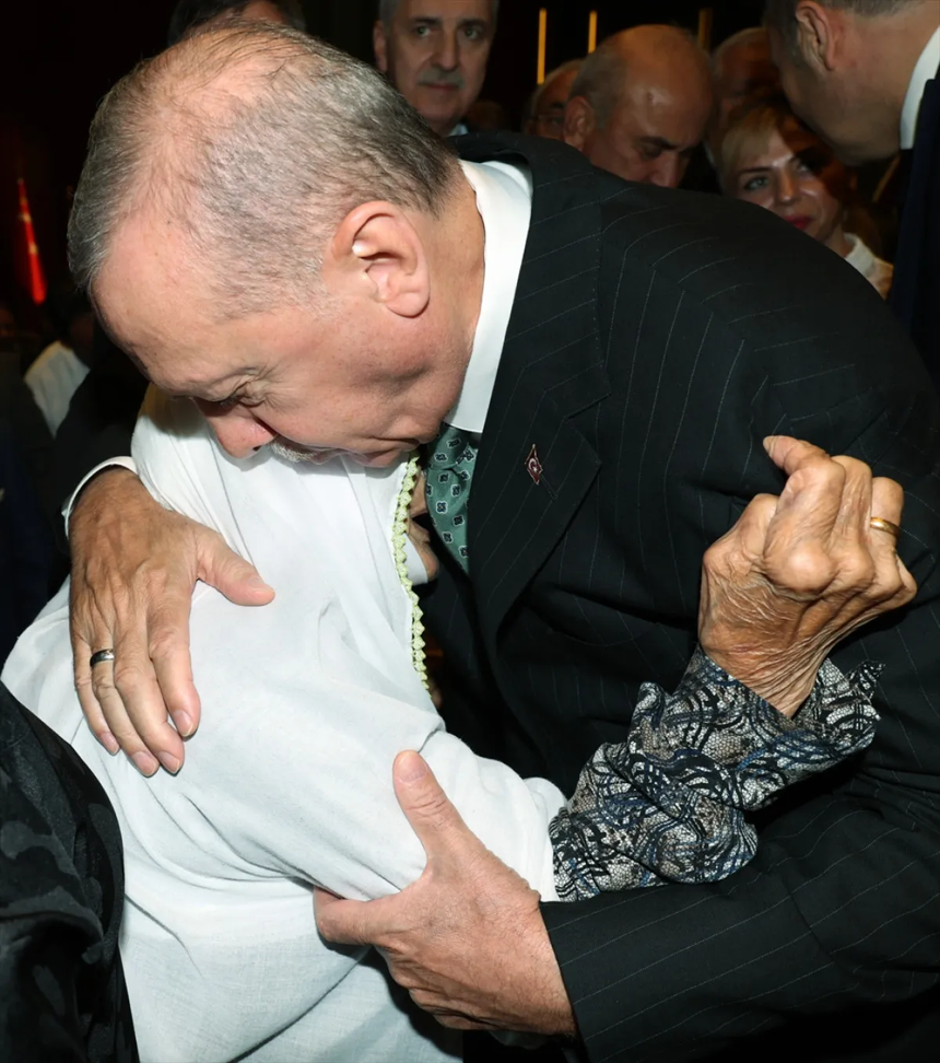 Cumhurbaşkanı Recep Tayyip Erdoğan, 93 yaşındaki Şefika nineyle bir araya geldi