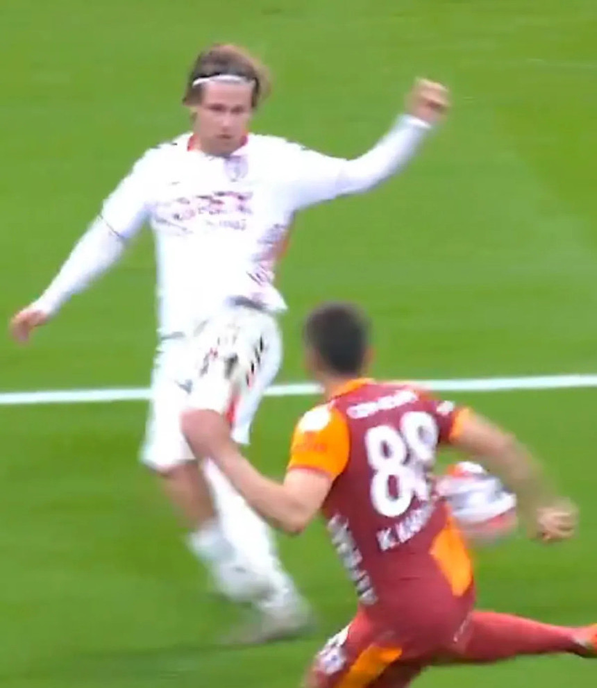 RAMS Park'ta tartışmalı pozisyon! Samsunspor 90+7'de penaltı bekledi, hakem 'devam' dedi!