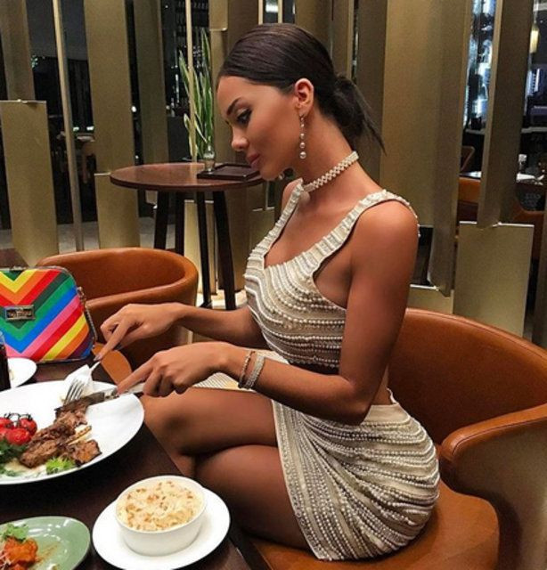 Dekoltesiyle ödül törenine damga vurdu! - Sayfa 12