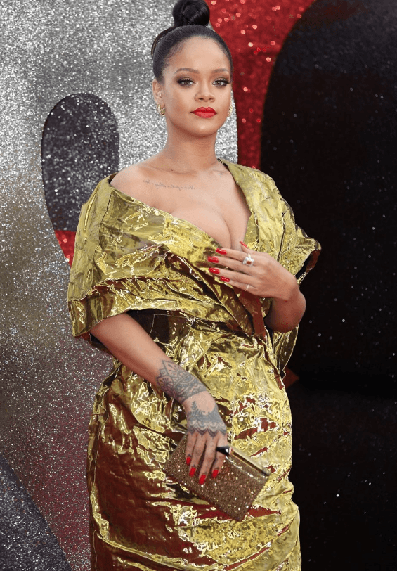 Rihanna'nın dekoltesi olay oldu! - Sayfa 6