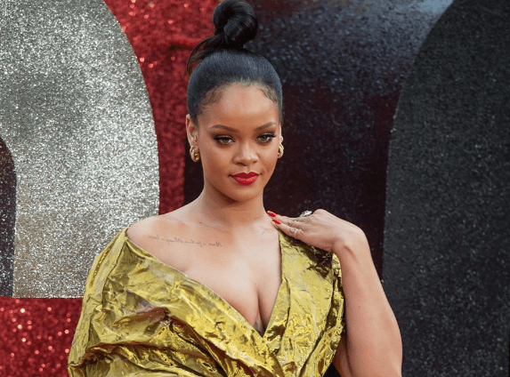 Rihanna'nın dekoltesi olay oldu! - Sayfa 7