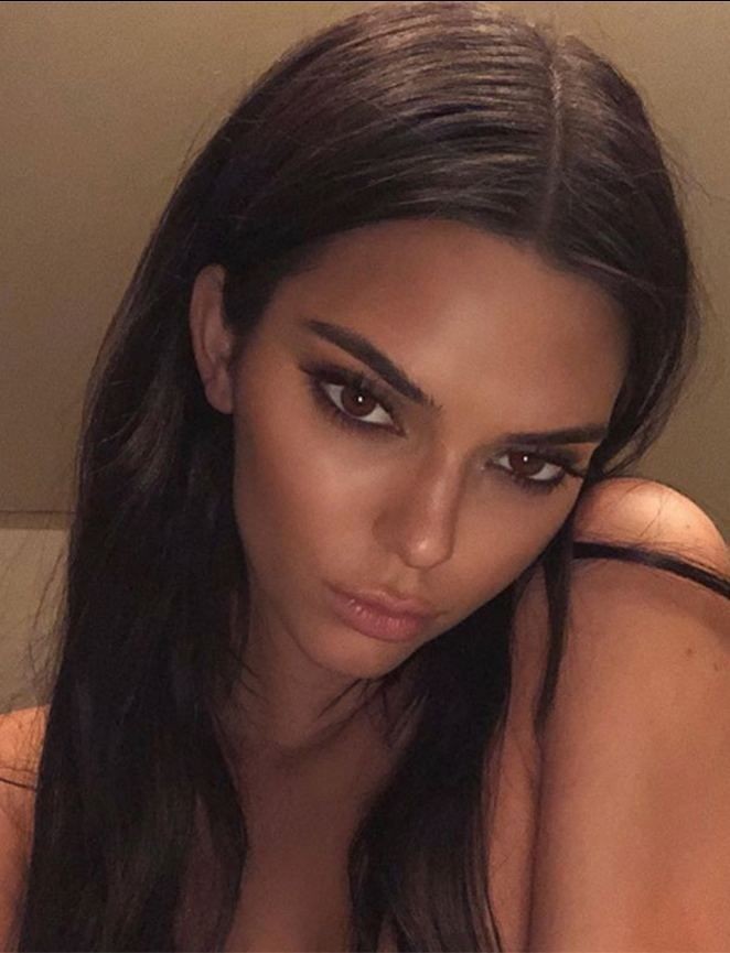 Kendall Jenner'dan gece yarısı üstsüz paylaşım! - Sayfa 1