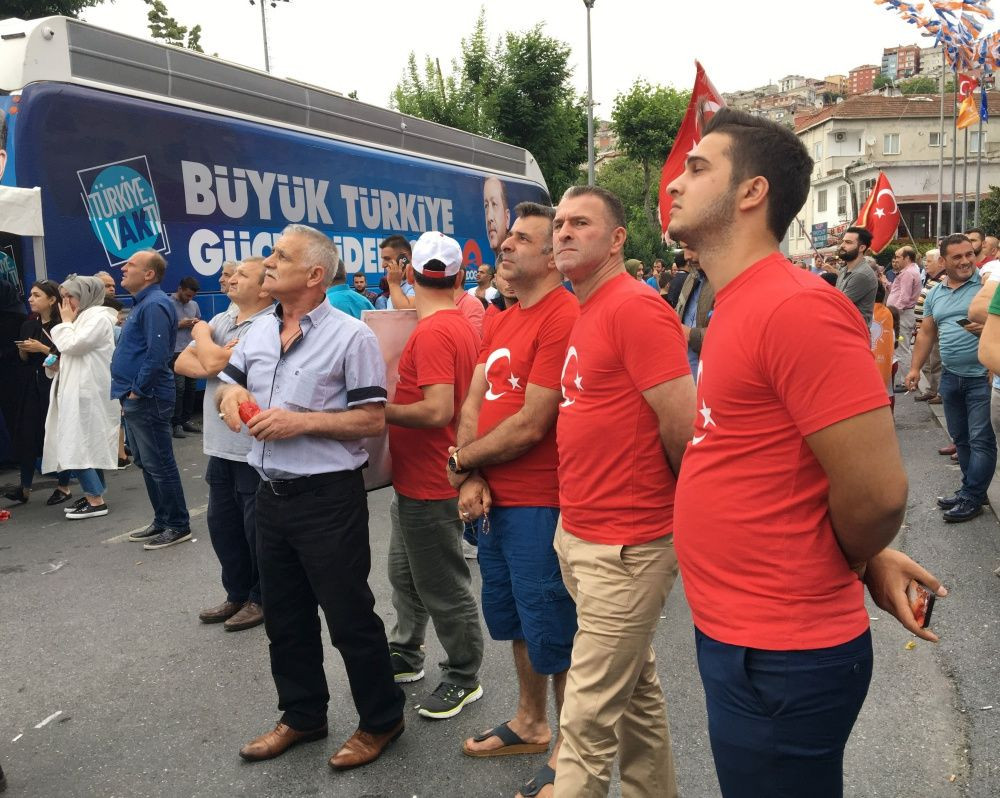 AK Parti İstanbul İl Başkanlığı önünde kutlamalar başladı! - Sayfa 5