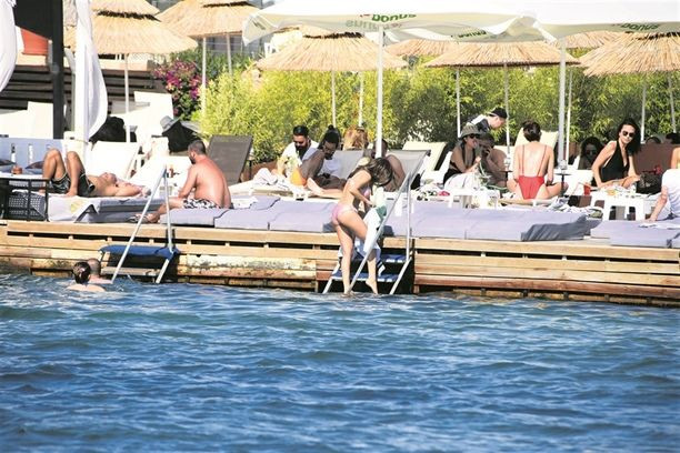 Buse Narcı denize bile telefonuyla girdi! - Sayfa 19