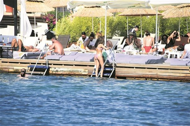 Buse Narcı denize bile telefonuyla girdi! - Sayfa 20