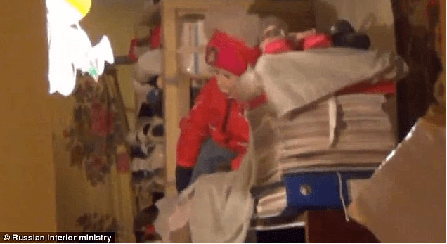 Mezardan çıkardığı genç kız cesetlerini, kendisine oyuncak bebek yapıyor! - Sayfa 6