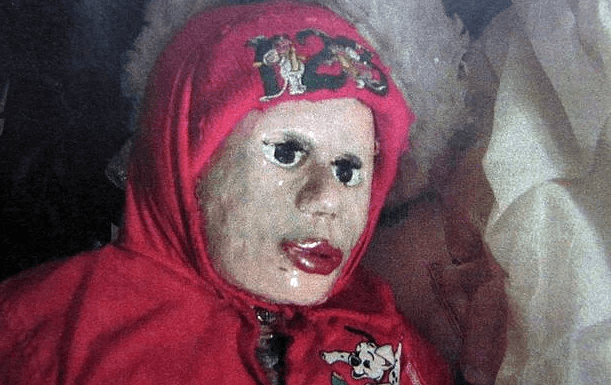 Mezardan çıkardığı genç kız cesetlerini, kendisine oyuncak bebek yapıyor! - Sayfa 8