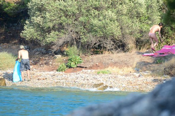 Kadir Doğulu ve Neslihan Atagül koydaki çöpleri topladı - Sayfa 8