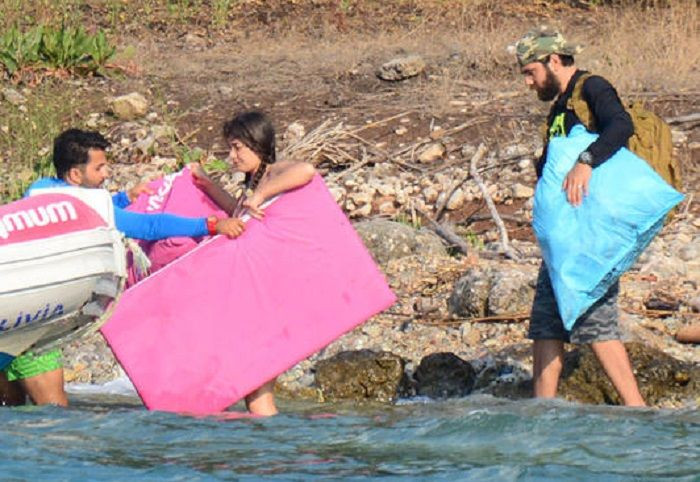 Kadir Doğulu ve Neslihan Atagül koydaki çöpleri topladı - Sayfa 13