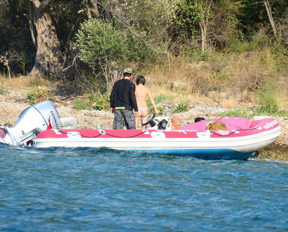 Kadir Doğulu ve Neslihan Atagül koydaki çöpleri topladı - Sayfa 15
