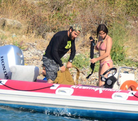 Kadir Doğulu ve Neslihan Atagül koydaki çöpleri topladı - Sayfa 16