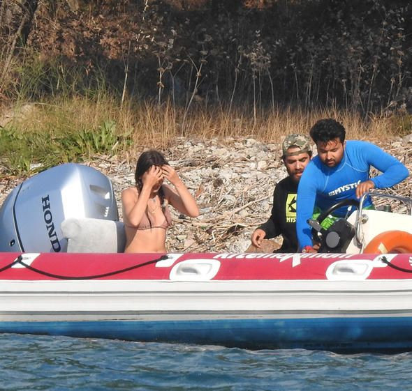 Kadir Doğulu ve Neslihan Atagül koydaki çöpleri topladı - Sayfa 17