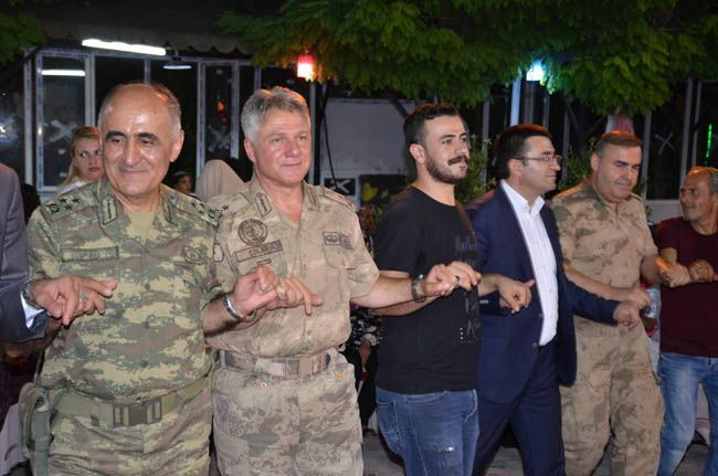 Komutanlar onun düğününe akın etti! - Sayfa 10