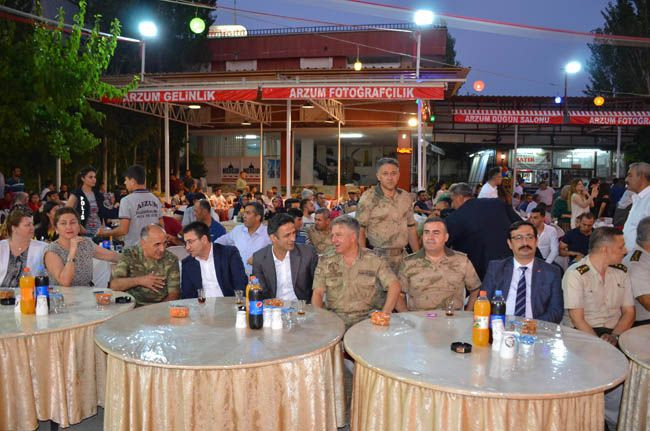 Komutanlar onun düğününe akın etti! - Sayfa 8