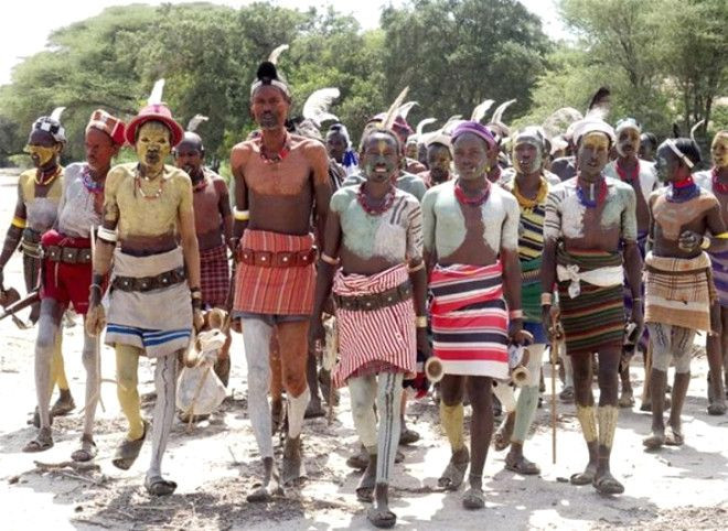 Evlenebilmek için soyunup ineklere bunu yapıyorlar - Sayfa 10