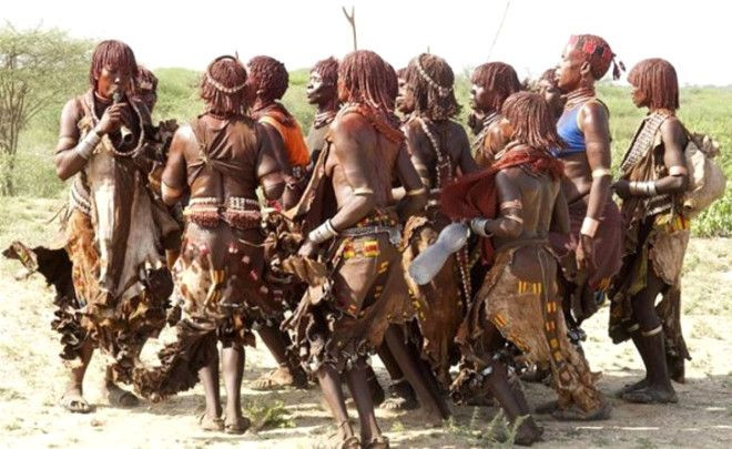 Evlenebilmek için soyunup ineklere bunu yapıyorlar - Sayfa 13