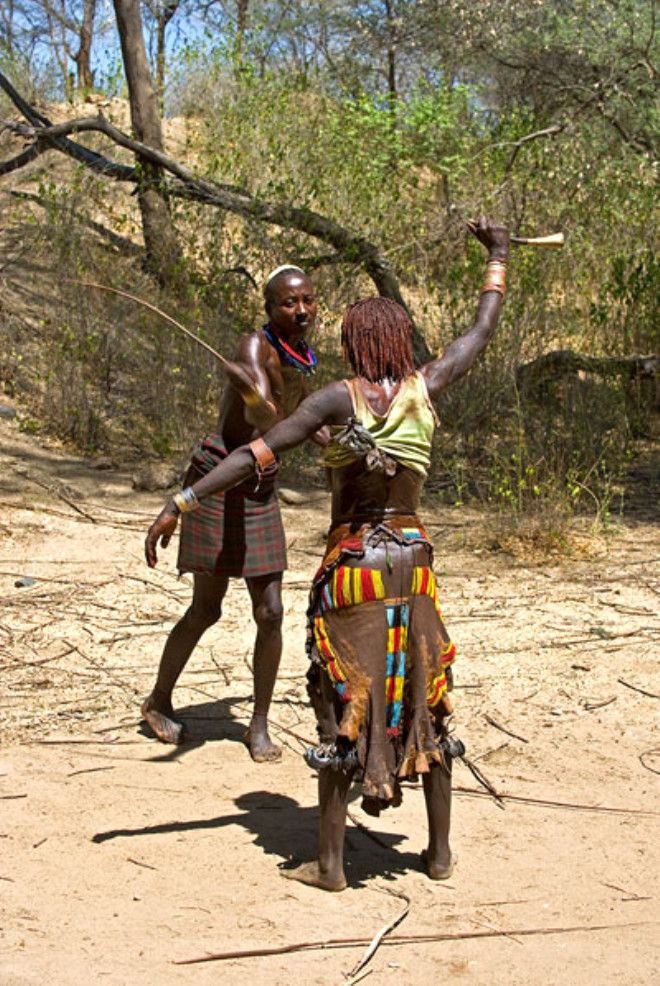 Evlenebilmek için soyunup ineklere bunu yapıyorlar - Sayfa 14