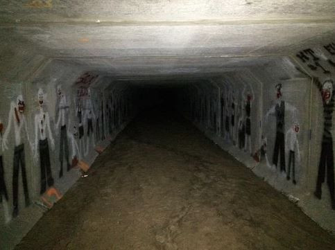 Evinin altına açılan merdivenden indi ve... - Sayfa 26