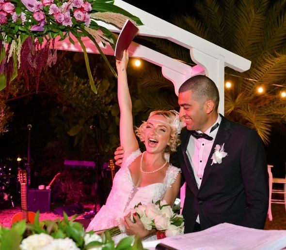 Ünlü çiftin düğününde pasta yerine bakın ne geldi! - Sayfa 6